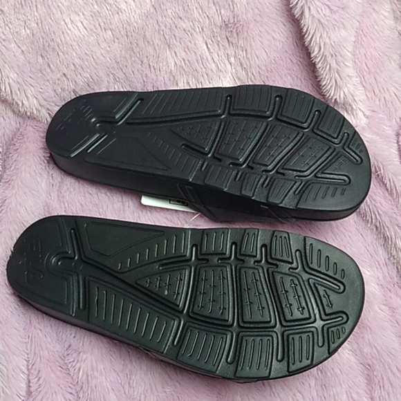Fila slides - Picture 2 of 2